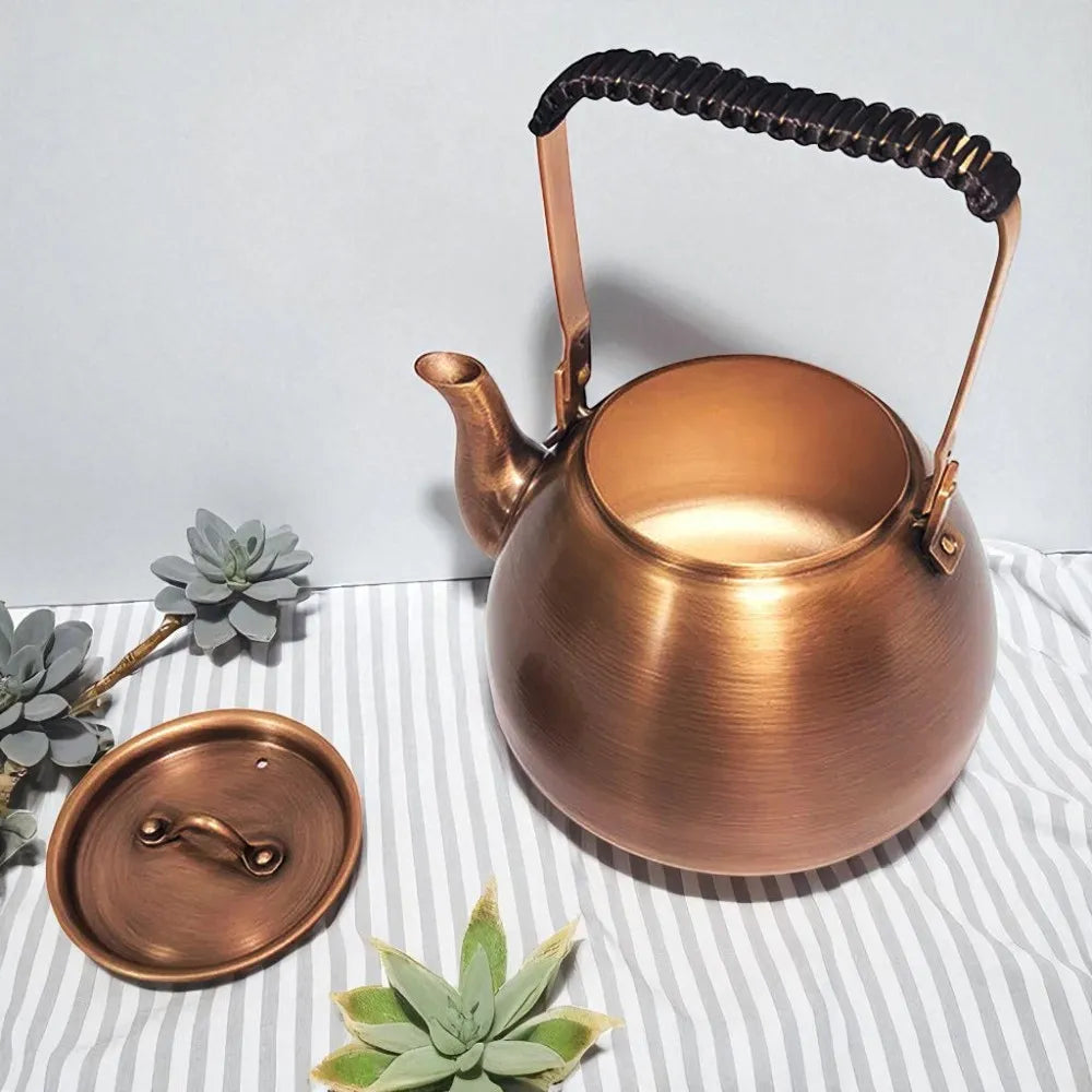 Théière en cuivre violet 1,2L – Artisanale, poêle ronde