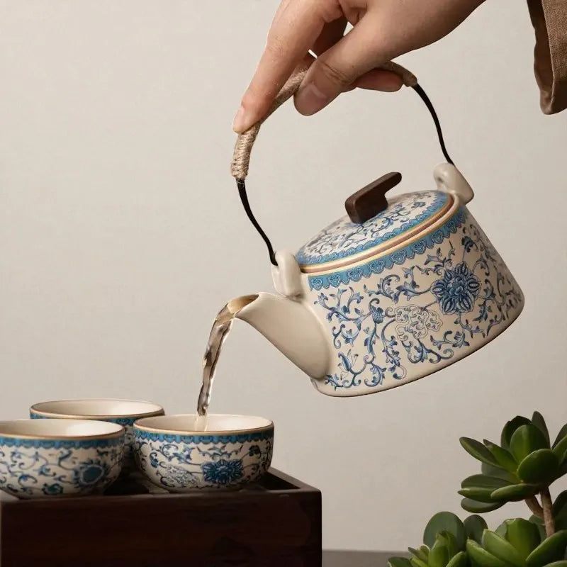 Théière en porcelaine bleu et blanc 260ML – Manche céramique, infuseur intégré